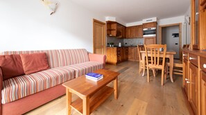 Apartment | Wohnbereich | 55-Zoll-Flachbildfernseher mit Kabelempfang, Fernseher