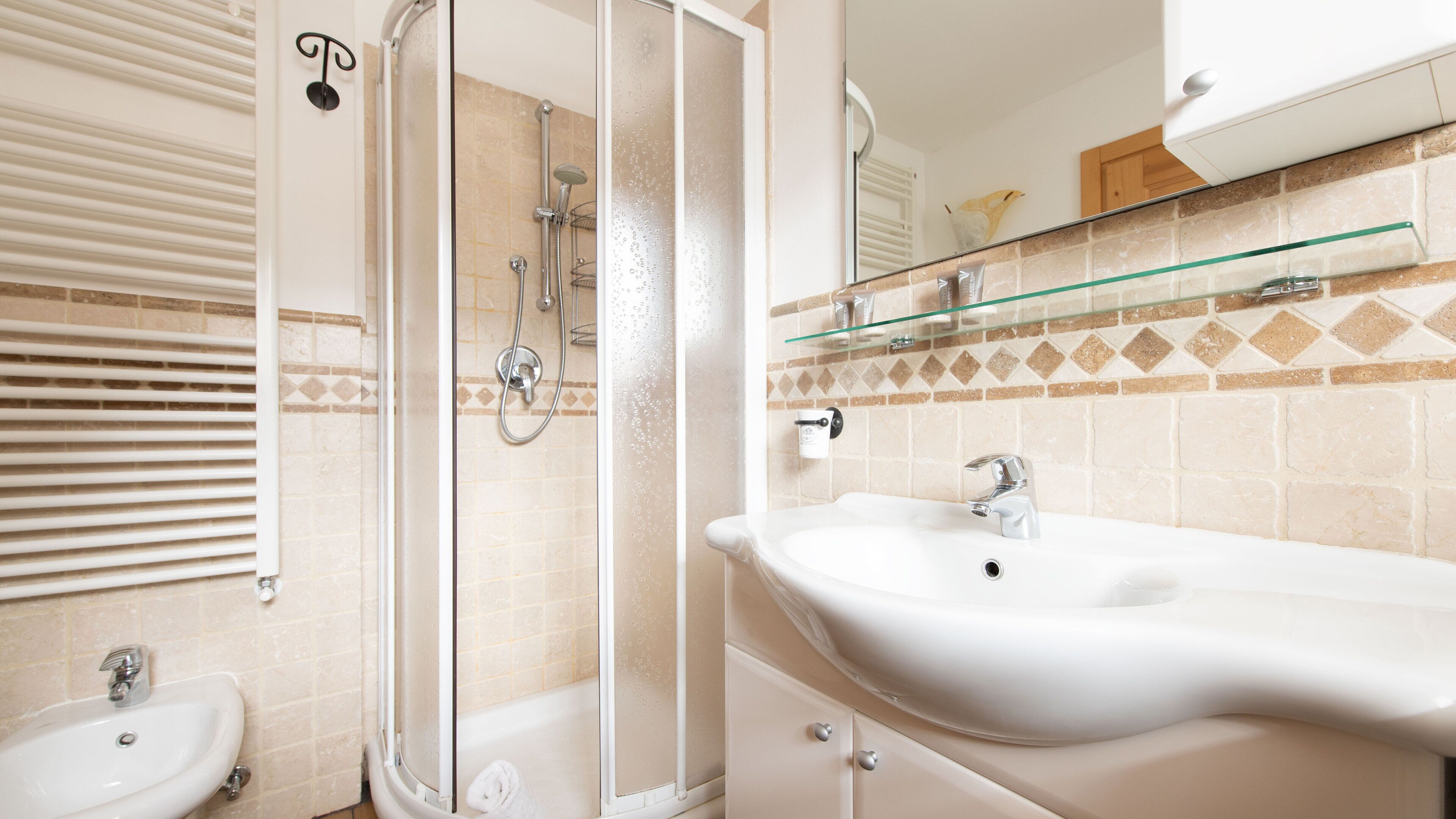 Apartment | Bathroom | Shower, hair dryer, bidet, towels