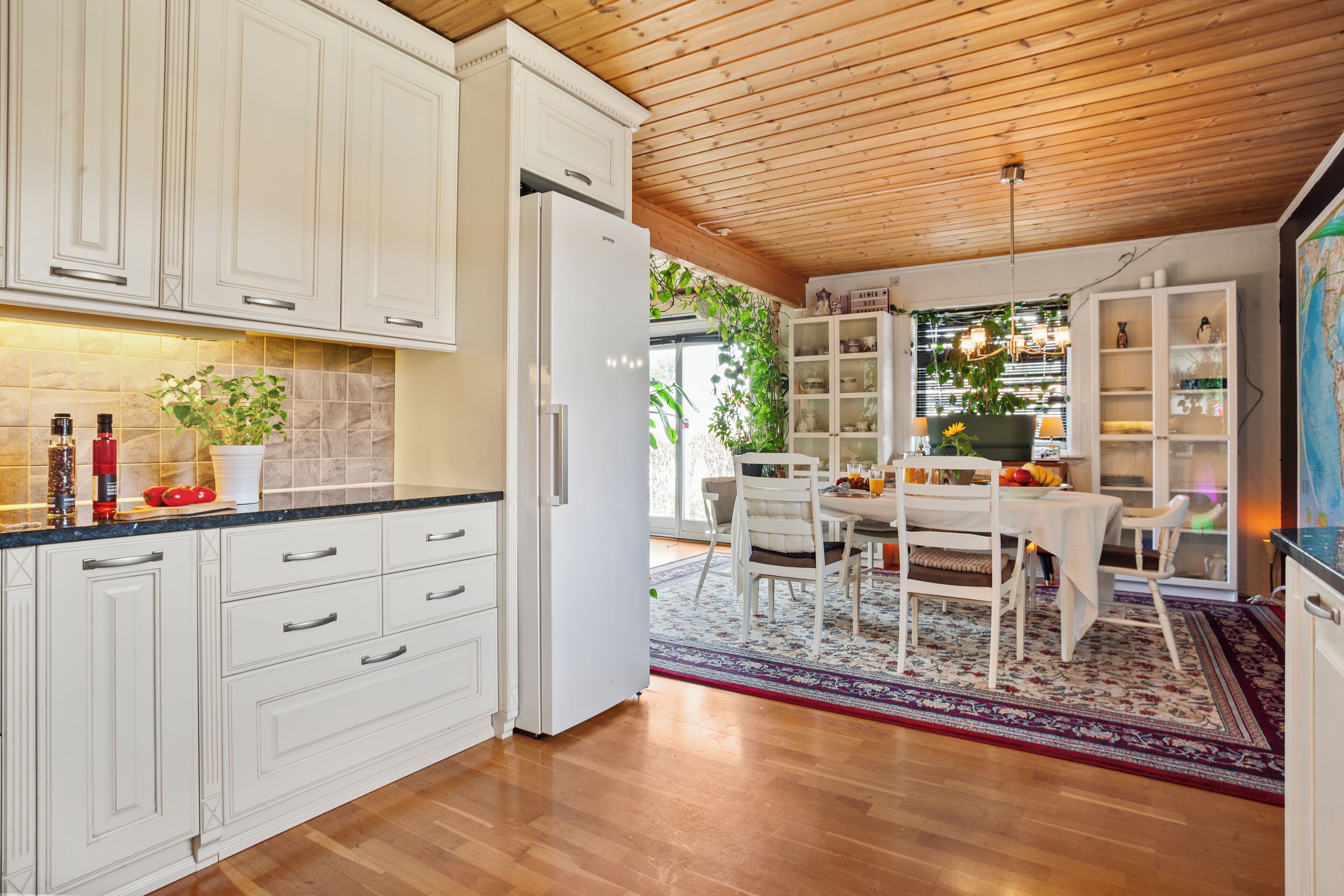 Kjøleskap på fellesområdet og mikrobølgeovn på fellesområdet