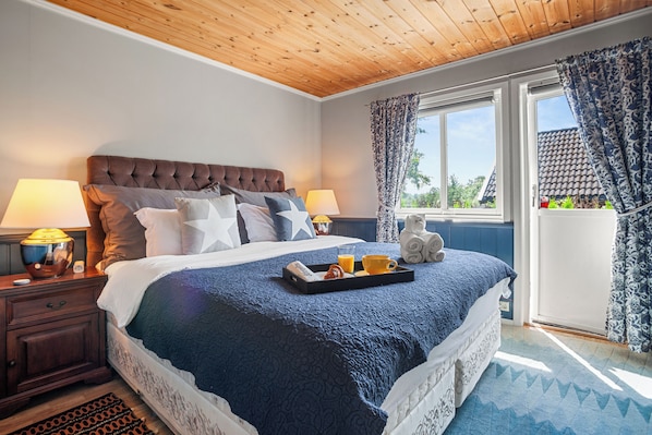 Premium bedding, iron/ironing board, free WiFi, bed sheets