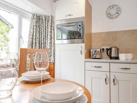 Frigorífico, lavavajillas, hervidor eléctrico y tostadora