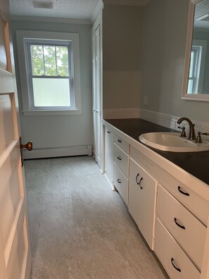 Bathtub - Renovated 2 Bedroom House - Walk to Beach (North Hampton)