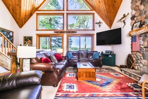 Televisión, chimenea y reproductor de DVD 