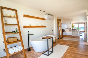 Luxury Villa | Bathroom | Hair dryer, towels, shampoo