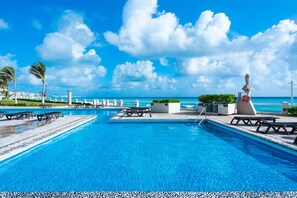 Outdoor pool - Luxury beachfront villa at Nizuc (Cancun)