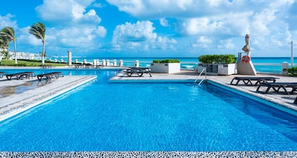 Luxury beachfront villa at Nizuc