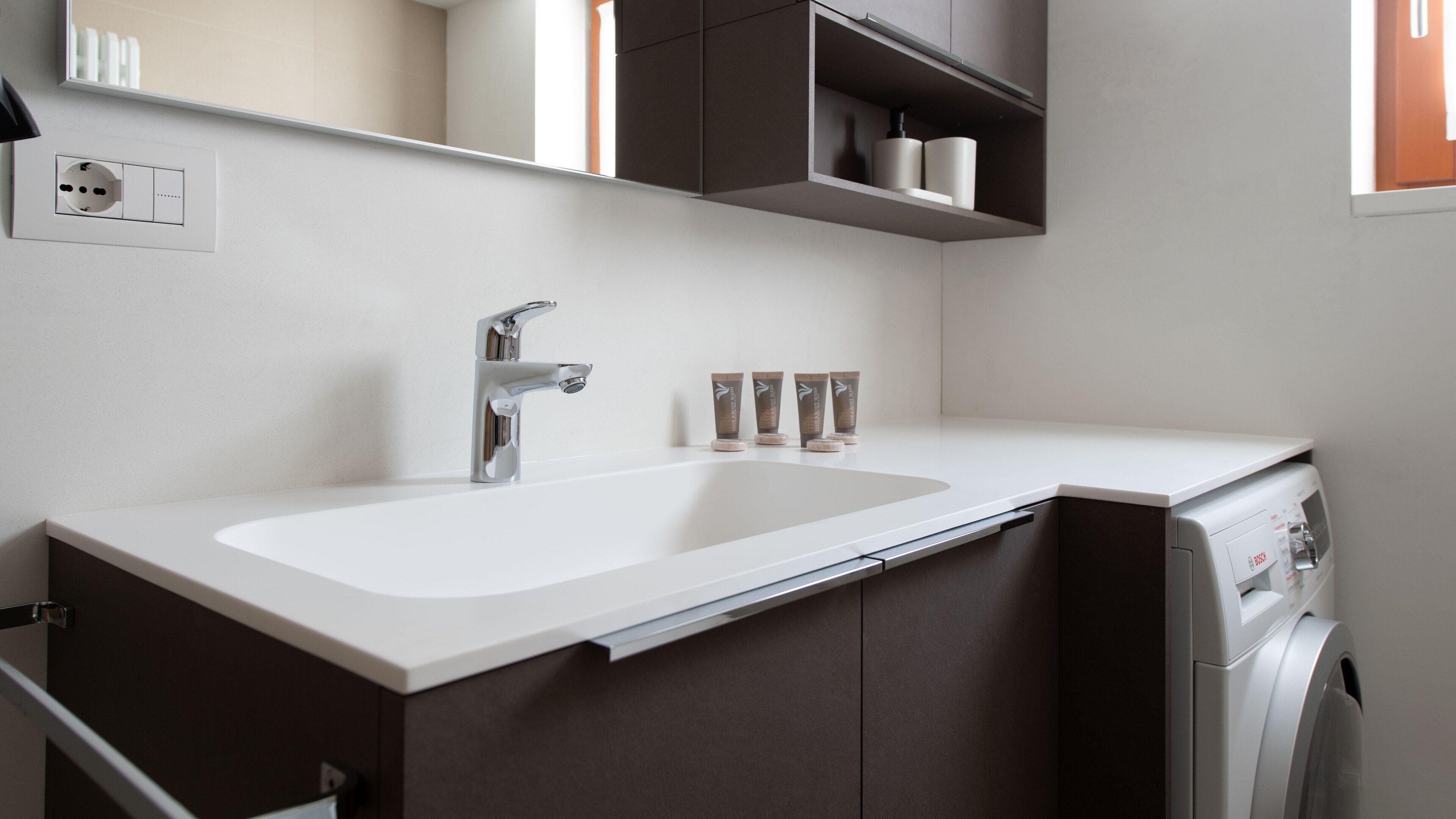 奢华公寓 | 浴室 | 淋浴设施、吹风机、坐浴桶、毛巾