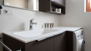 Luxury Apartment | Bathroom | Shower, hair dryer, bidet, towels