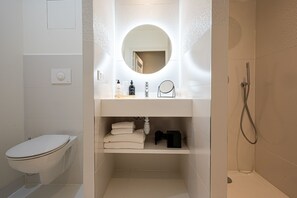 Doppia Standard | Bagno | Asciugacapelli, asciugamani, sapone, shampoo