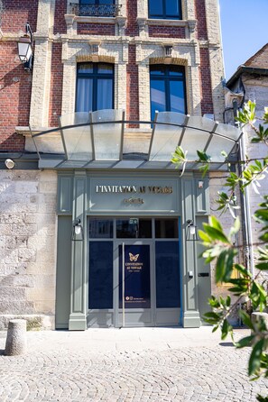 Exterior - L'Invitation au Voyage (Honfleur)