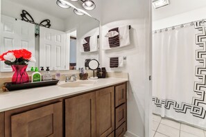 淋浴/盆浴组合、吹风机、毛巾、肥皂