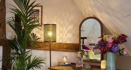 Quaint Kent Countryside Retreat - cottage, log fires, hot tubs & unique rooms
