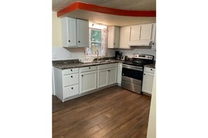 Mikrobølgeovn, ovn, kokeplater og kaffetrakter/tekoker