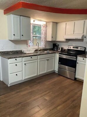 Mikrowelle, Ofen, Herdplatte, Wasserkocher mit Kaffee-/Teezubehör