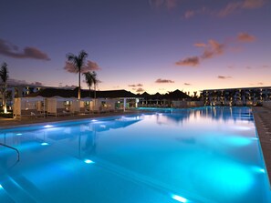 3 室外游泳池，08:00 至 23:00 开放，池畔遮阳伞，日光浴躺椅