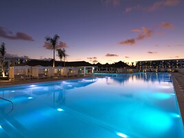 3 kolam renang outdoor, dengan payung kolam renang dan kursi berjemur