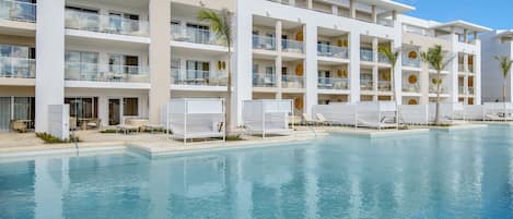 3 piscinas al aire libre, sombrillas, sillones reclinables de piscina