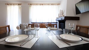 Comfort-Apartment | Essbereich im Zimmer