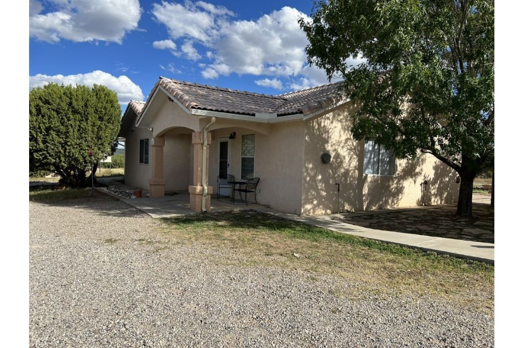 Cozy Mountain Home 2 Bedroom with Fireplace 20 min to Albuquerque
