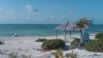 På stranden, solsenger og strandhåndklær