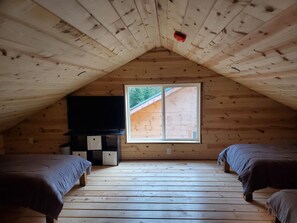 3 bedrooms, WiFi, bed sheets - Newer Construction Cabin - Waterfront, Wooded, on ATV/Snowmobile trails (Phillips)