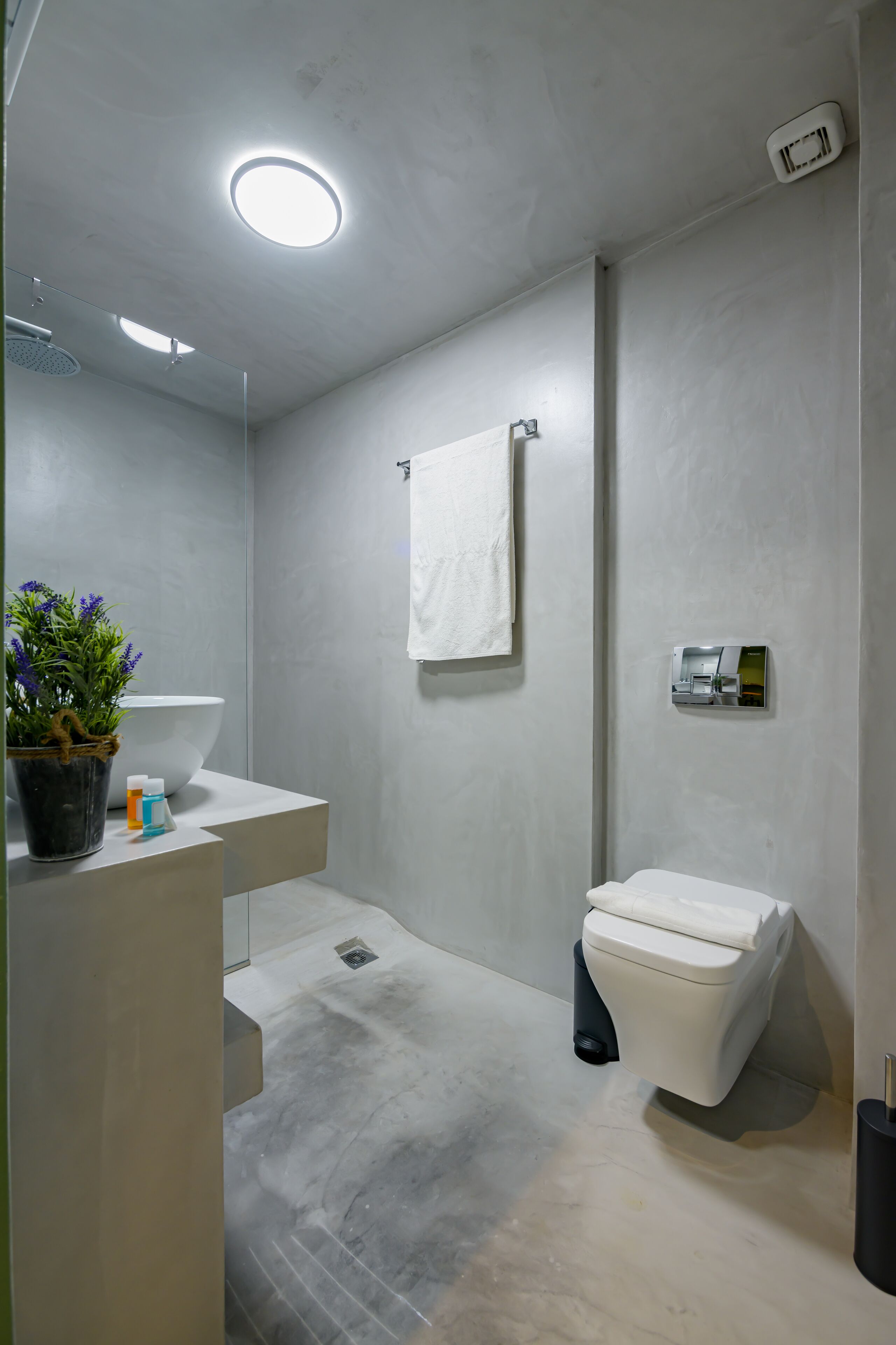 Deluxe Double Room | Bathroom | Shower, hair dryer, towels