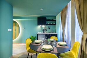 Chambre quadruple luxueuse | Cuisine privée | Mini-réfrigérateur, surface de cuisson, cafétière à espresso
