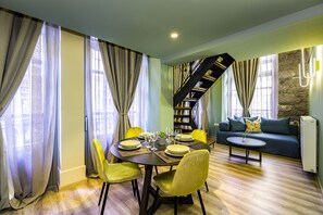 Habitación cuádruple de lujo | Caja fuerte, decoración individual, mobiliario individual y escritorio