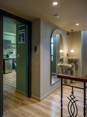 Luxury Triple Room | In-room safe, individually decorated, individually furnished, desk - Urban Tales (Athens)