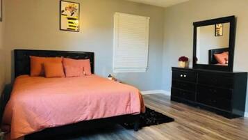 3 makuuhuonetta, silitysrauta/-lauta, ilmainen Wi-Fi, vuodevaatteet