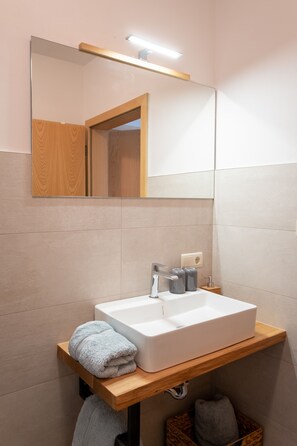 Dusche, Haartrockner, Handtücher, Seife