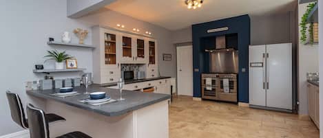 Réfrigérateur, lave-vaisselle, bouilloire électrique, grille-pain