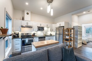 Apartment | Eigene Küche | Großer Kühlschrank, Mikrowelle, Ofen, Herdplatte