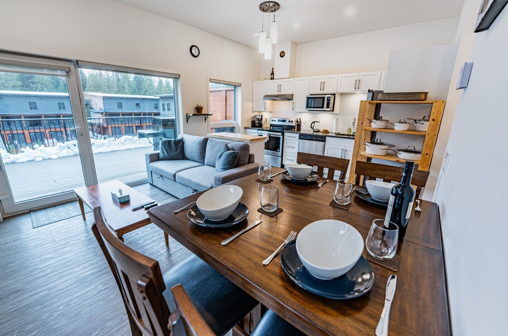 Niska's Den | Living area | 40-inch Smart TV with digital channels, TV, fireplace