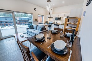 公寓客房 | 起居區 | 40-吋智慧型電視、數位頻道、電視、壁爐