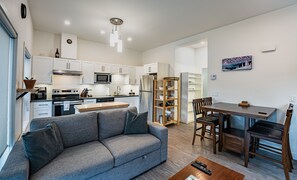 Apartment | Wohnbereich | 40-Zoll-Smart-TV mit Digitalempfang, Fernseher, Kamin