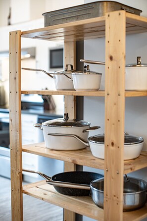 Appartamento | Cucina privata | Frigorifero con congelatore, microonde, forno, piano cottura