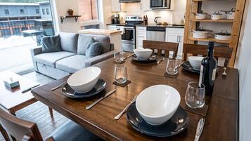 Niska's Den | Living area