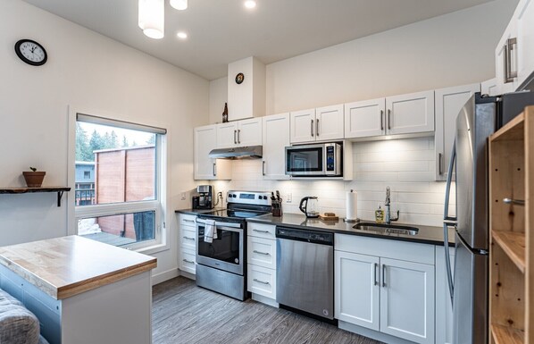 Niska's Den | Private kitchen | Full-size fridge, microwave, oven, stovetop