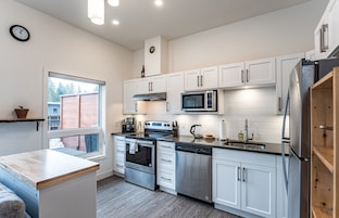 Refrigerador con freezer, microondas, horno, placa de cocina