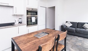 Departamento | Cocina privada | Refrigerador, microondas, horno y parrilla de estufa