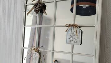 5 Schlafzimmer, Schreibtisch, Bügeleisen/Bügelbrett, Reisekinderbett