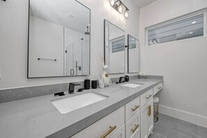 Combined shower/bathtub, hair dryer, towels, soap - Luxury 3 bdrm 2.5 bath close to downtown Houston (Houston)