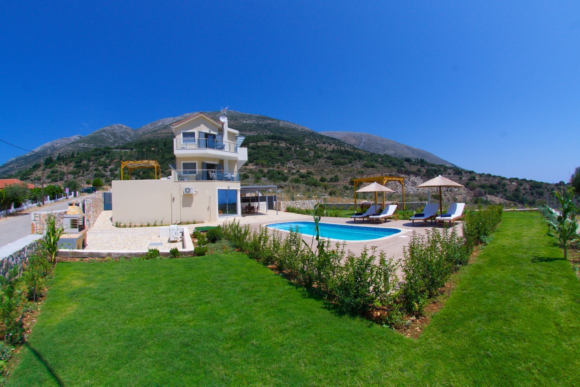 Utendørsbasseng og et oppvarmet basseng