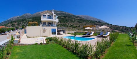 Utendørsbasseng og et oppvarmet basseng