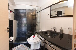 Douche, sèche-cheveux, serviettes fournies, savon