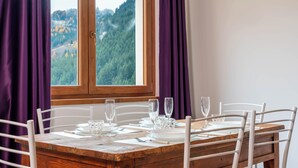 A dining table set with white chairs and plates, glasses, and cutlery. - Italianway - Villa Tola (Valdisotto)