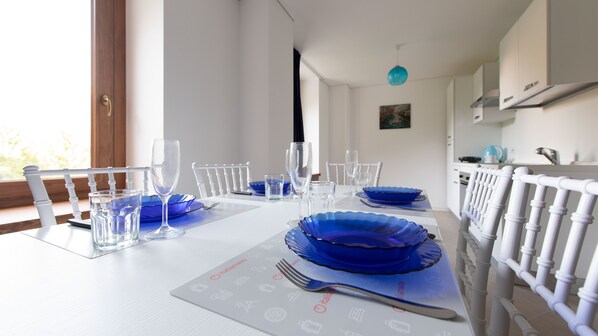 Grand-Villa | Gemeinschaftsküche | Großer Kühlschrank, Ofen, Herdplatte, Wasserkocher
