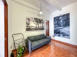 Basic Room | Living area | 38-inch Smart TV with cable channels, TV, Netflix - Hotel Boutique Casa Catalá 1921 (Tlaxcala)