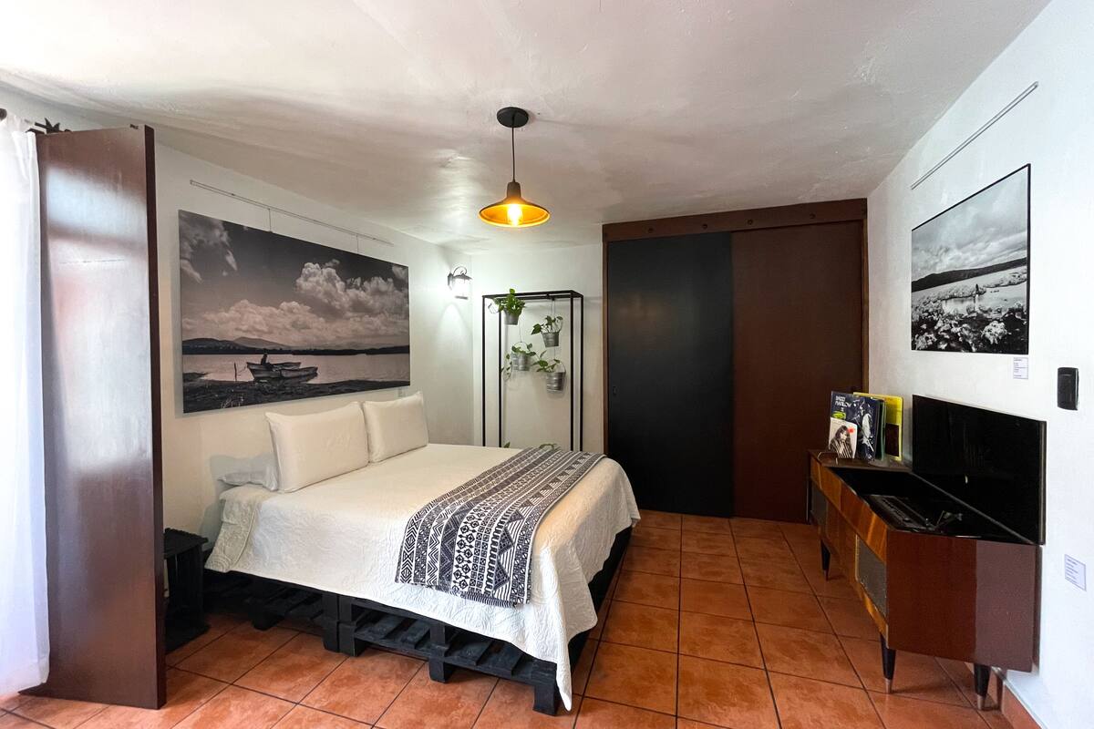 Habitación básica | Tabla de planchar con plancha, wifi gratis, decoración individual